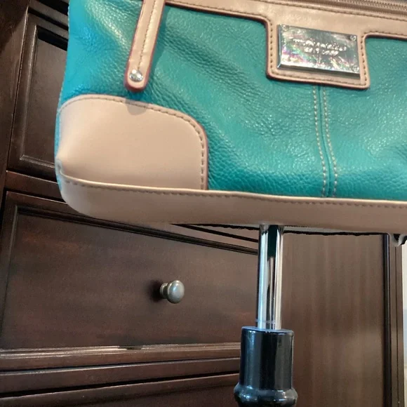 Tignanello Crossbody leather bag with card slots and zippered compartments. - Picture 12 of 14